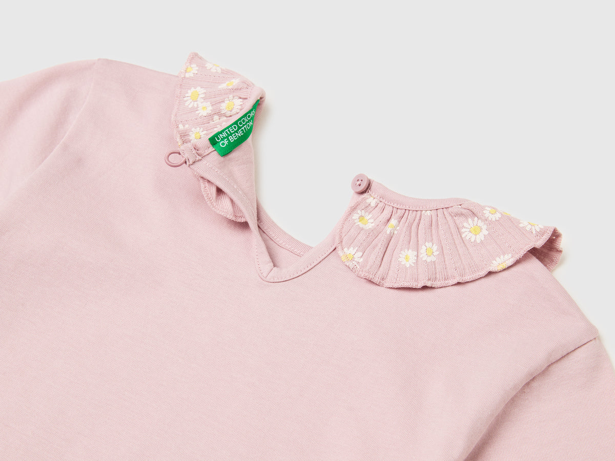 T-shirt with ruffles on the collar - ucb_image_DS1