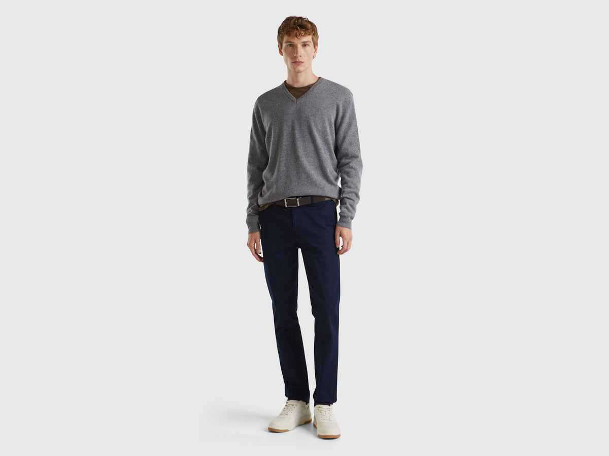 Camisola decote em V cinzenta em pura lã Merino - ucb_image_FY