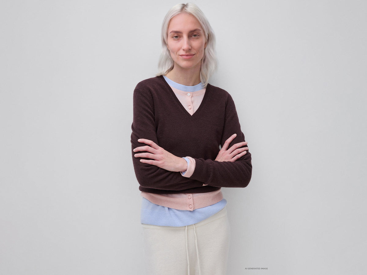 Camisola decote em V chocolate em pura lã Merino - ucb_image_F