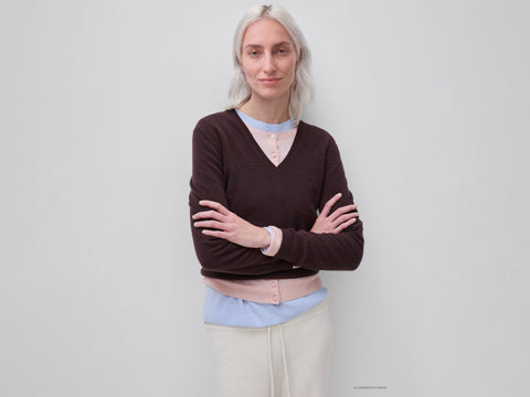 Camisola decote em V chocolate em pura lã Merino - ucb_image_F