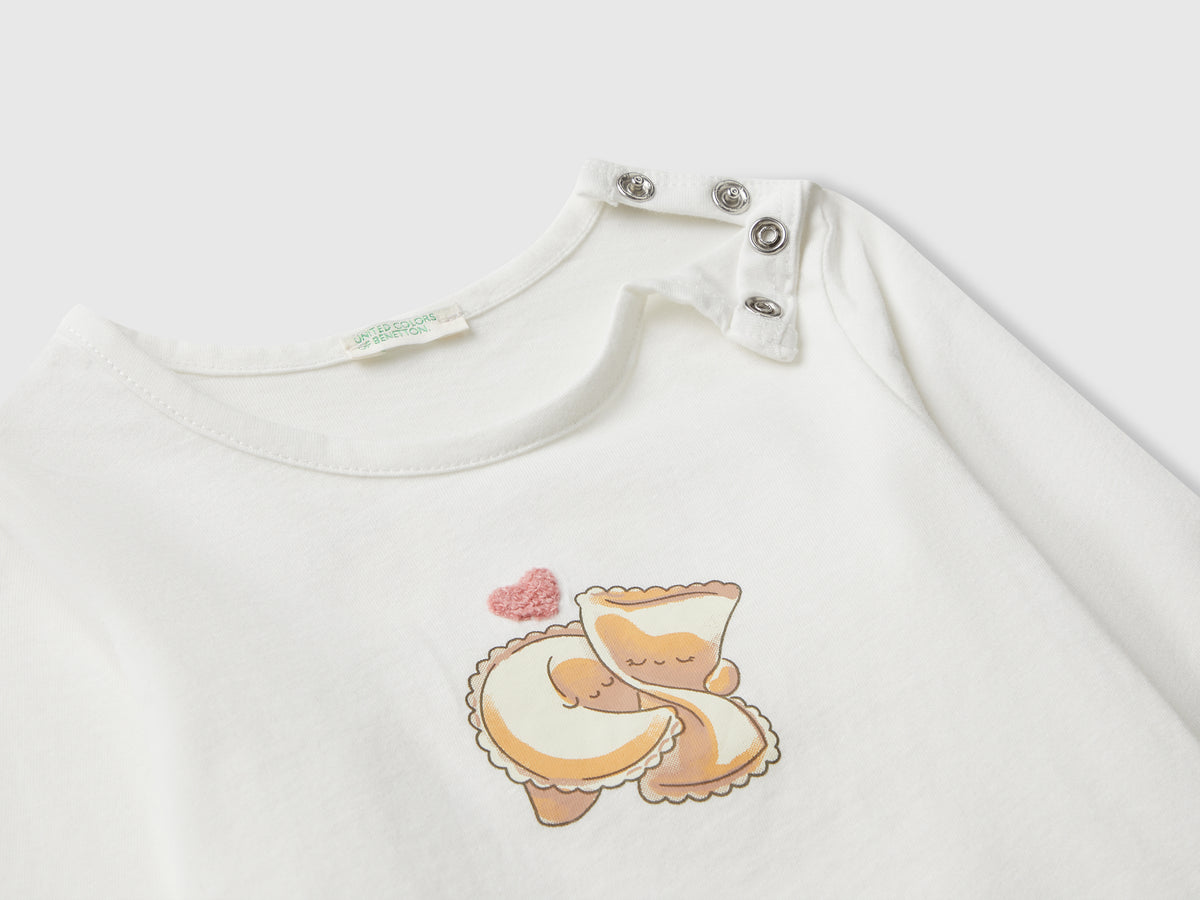 T-shirt com estampa e patch - ucb_image_DS1