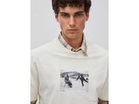 T-shirt relaxed fit com estampa em algodão orgânico - ucb_image_FY