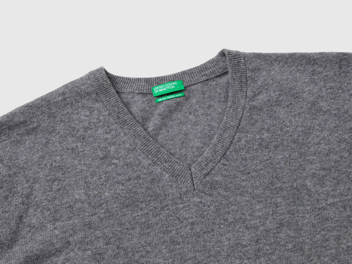 Camisola decote em V cinzenta em pura lã Merino - ucb_image_DS1