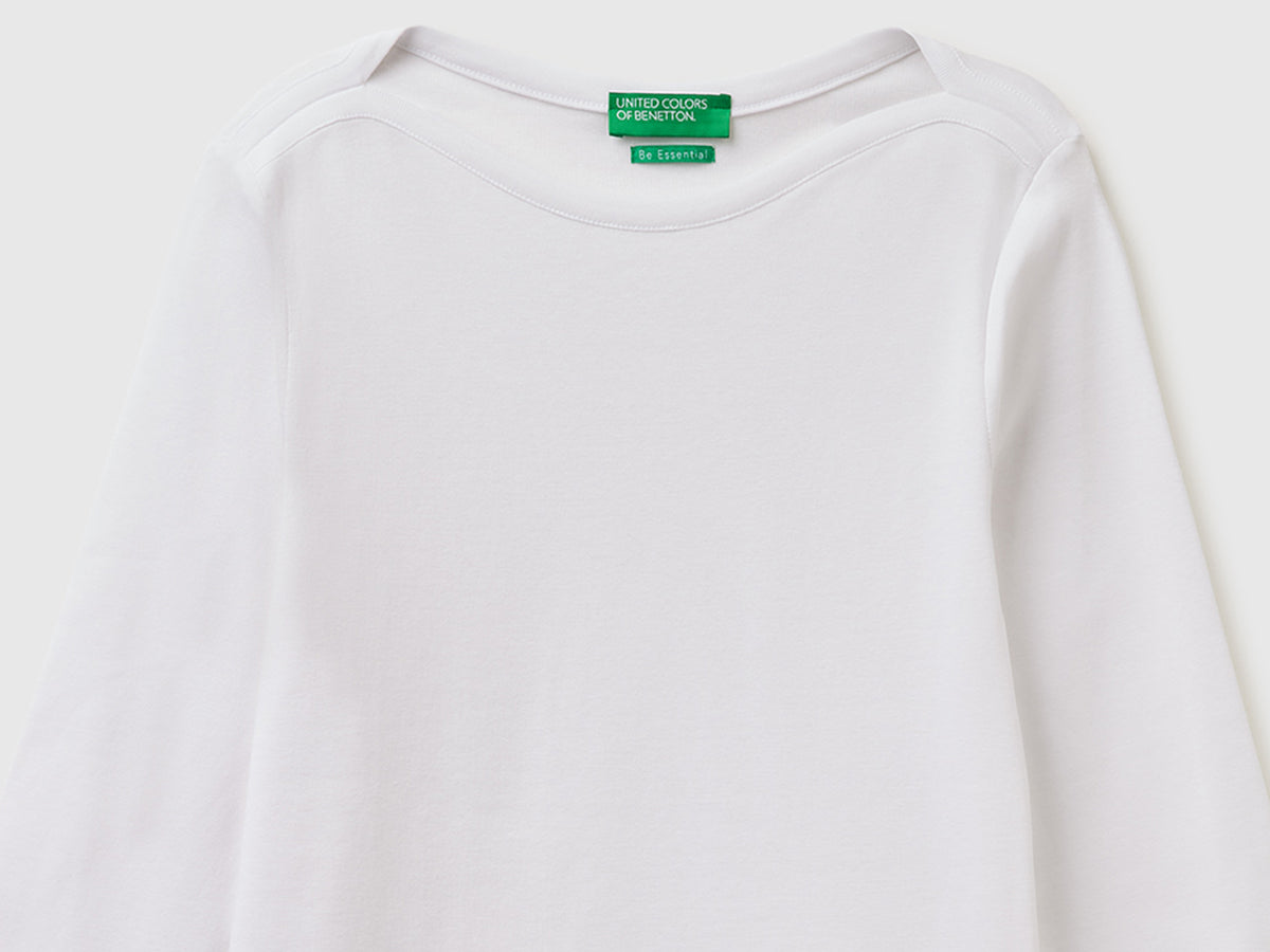 T-shirt slim fit com decote à barco - ucb_image_DS1