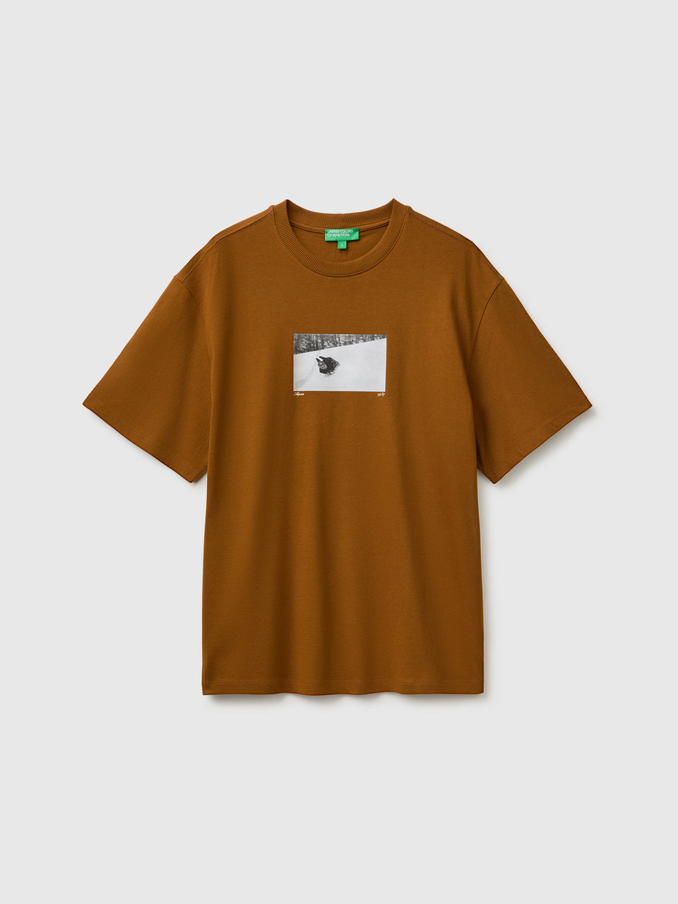 T-shirt relaxed fit com estampa em algodão orgânico - ucb_image_FS