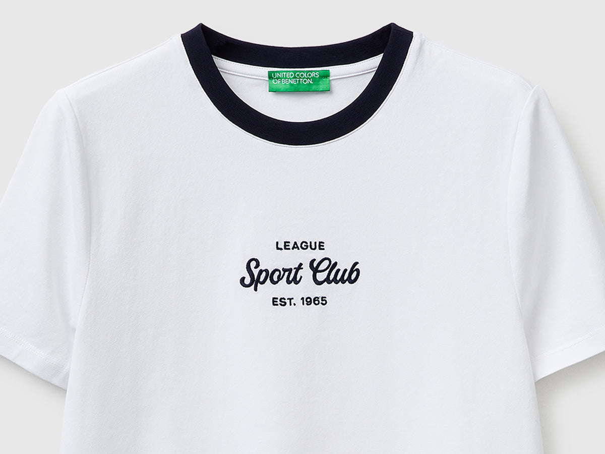 T-shirt com emblema bordado - ucb_image_DS1